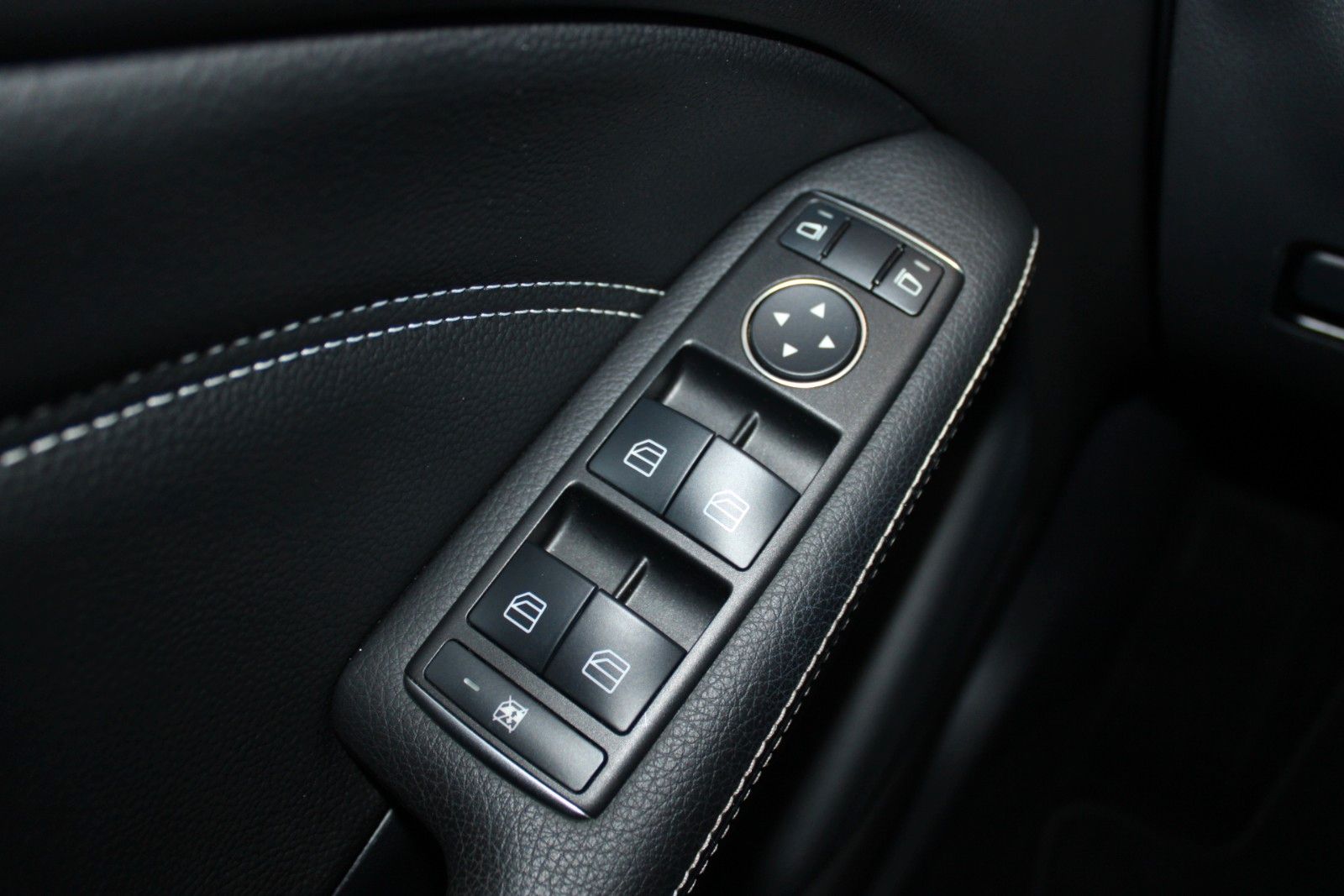 Fahrzeugabbildung Mercedes-Benz B 180 CDI Urban NAVI + PANORAMADACH + AHK