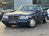 Mercedes-Benz E 220 SCHIEBEDACH*KLIMA*SITZHEIZUNG*AUTOMATIK - Mercedes-Benz E 220 mit Benzin-Antrieb: Limousine, Automatik
