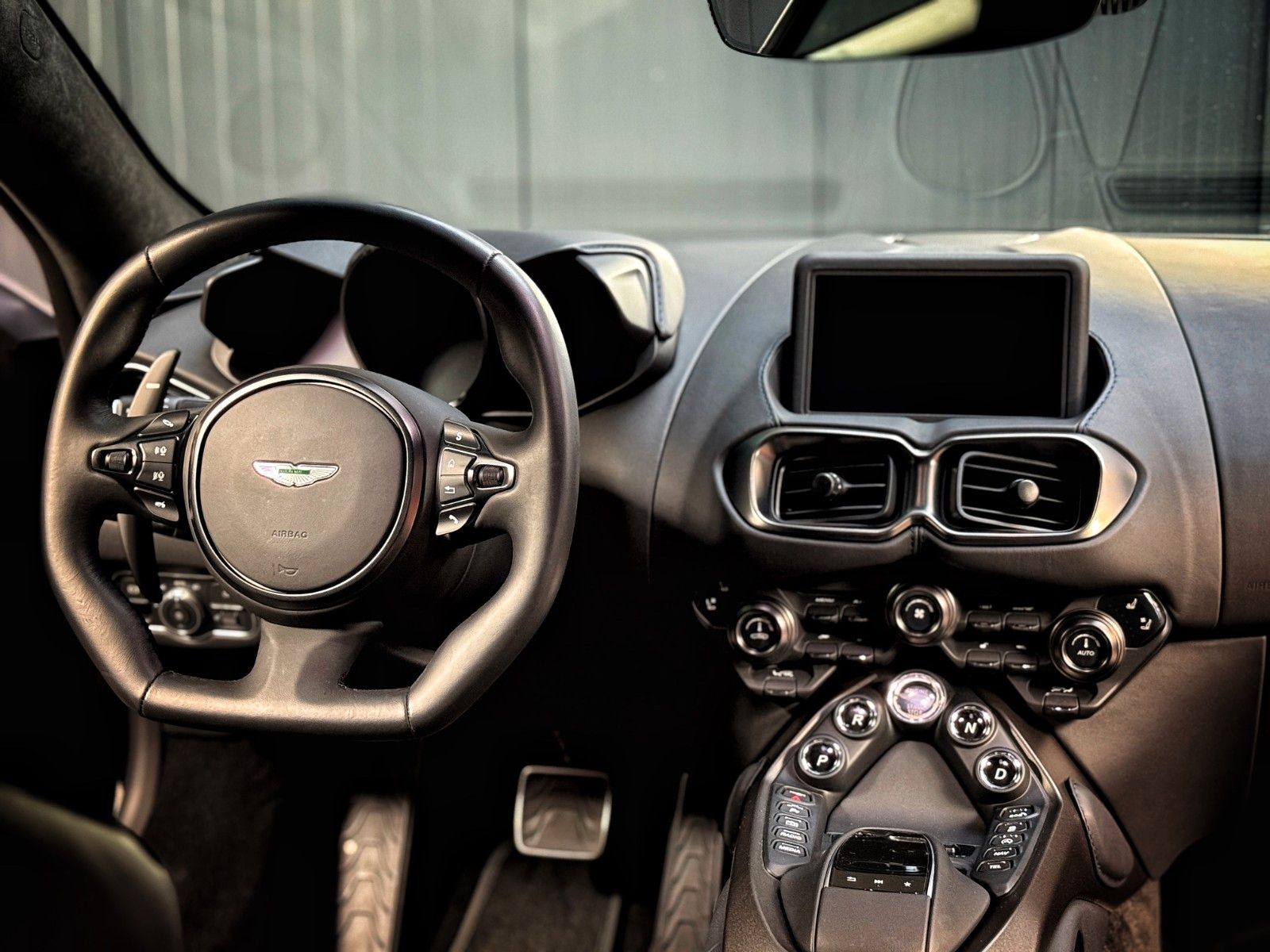 Fahrzeugabbildung Aston Martin V8 Vantage
