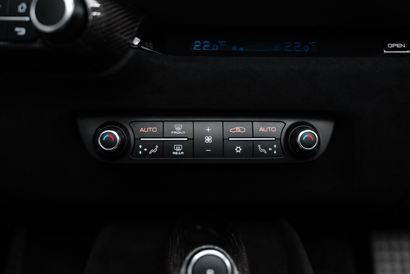 Fahrzeugabbildung Ferrari 812 GTS LIFT/SURROUND/CARBON/HISTORICAL COLOUR