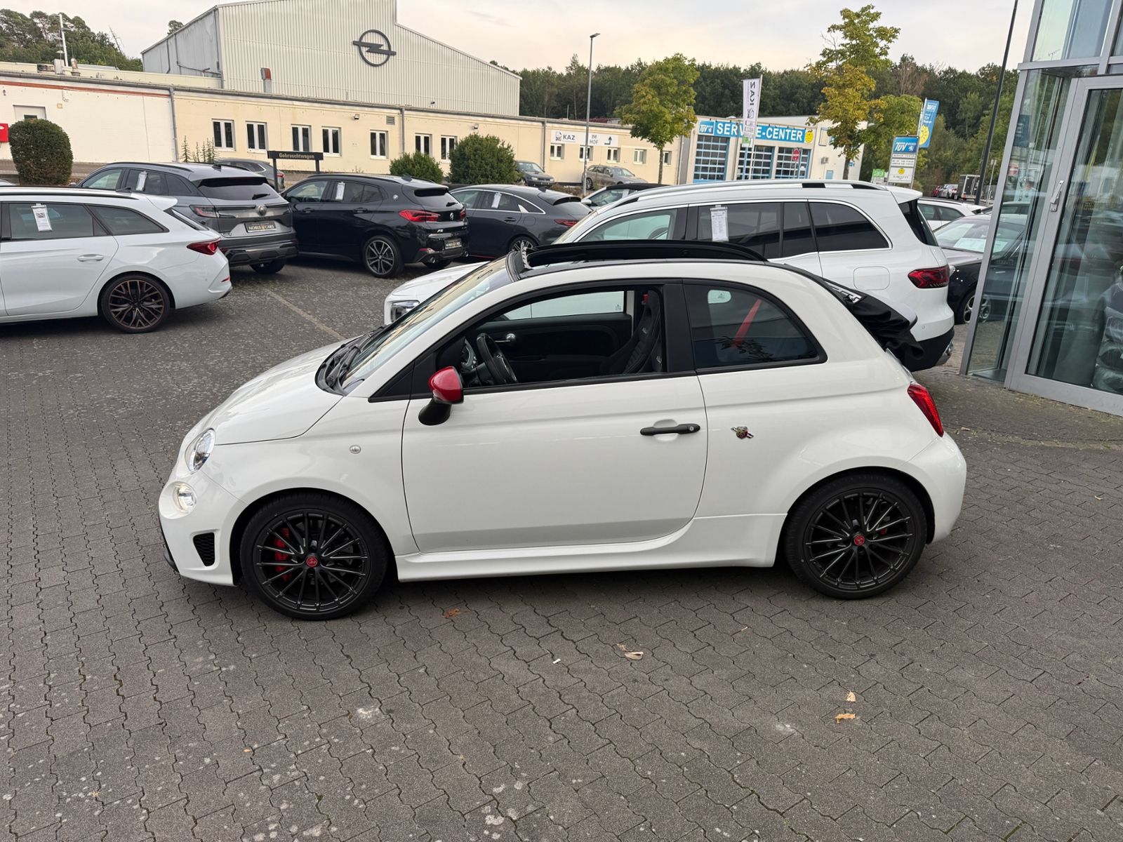 Fahrzeugabbildung Abarth 695C SABELT BREMBO RED-Paket CarPlay