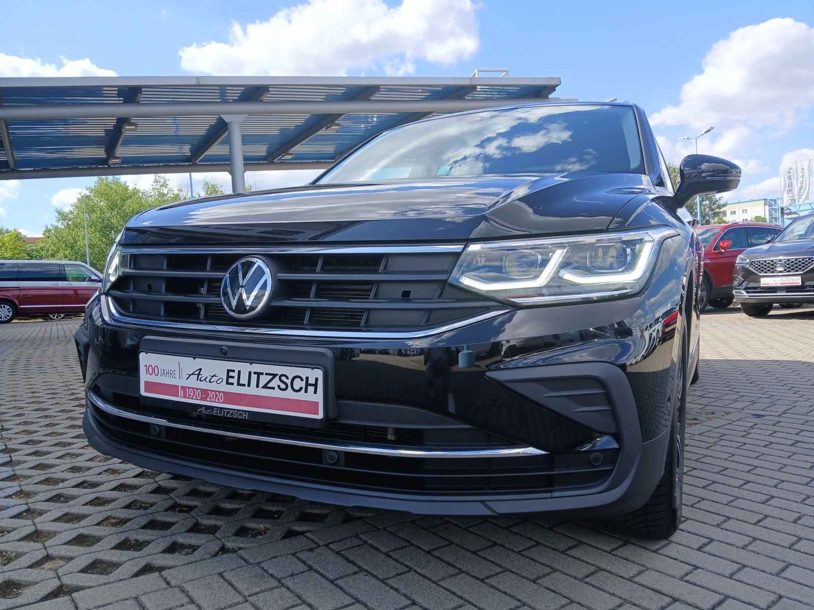 Fahrzeugabbildung Volkswagen Tiguan TDI United DSG Matrix Navi HUD AID ACC RF