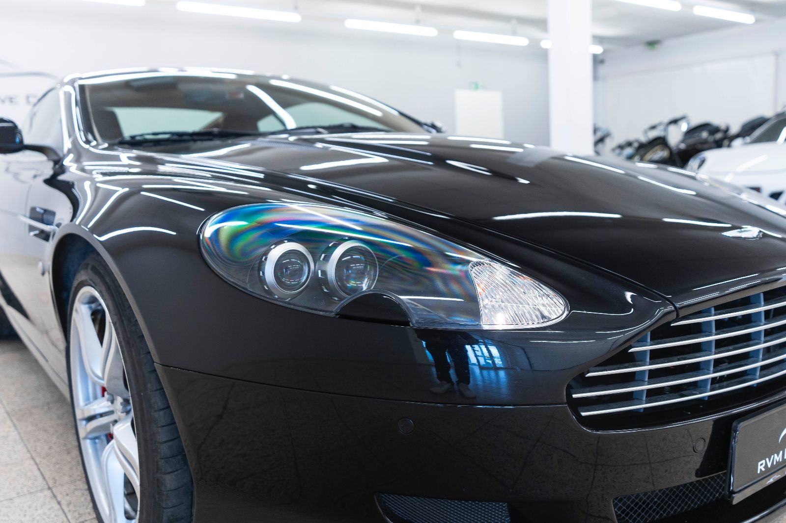 Fahrzeugabbildung Aston Martin DB9 Coupe Schalter 1/385 Sportpaket