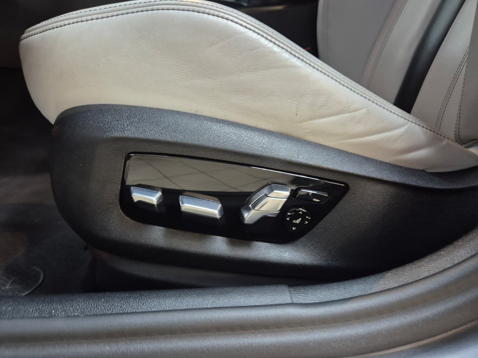 Fahrzeugabbildung BMW M5 Lim. >CARBON+SOFT+LED+HEAD+H&K+MEMO+ACC+360°+