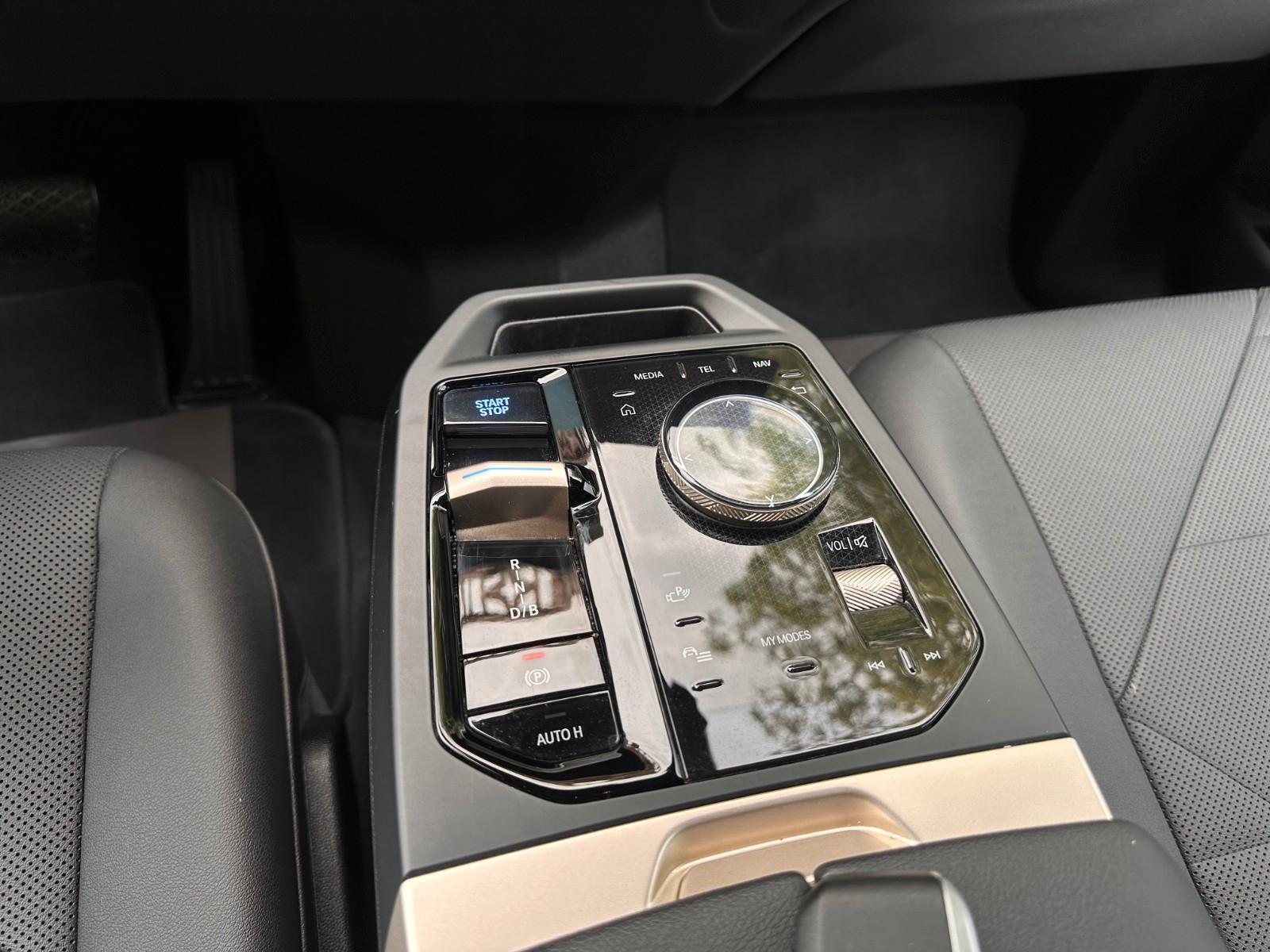 BMW iX xDrive40 M Sport PANO-SKY*AHK*DA-Prof*360°