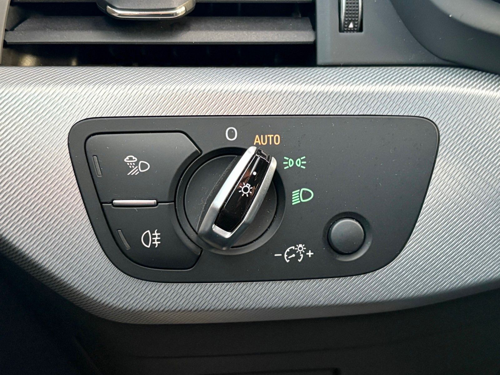 Fahrzeugabbildung Audi A4 Avant 2.0 TDI sport Navi Leder Xenon S-LINE