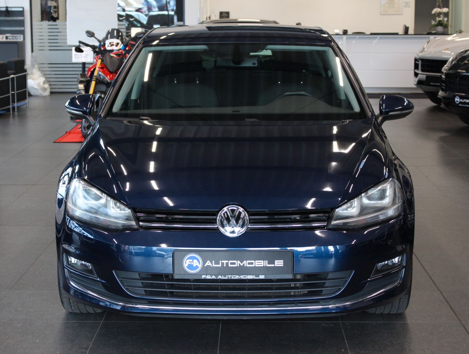 Fahrzeugabbildung Volkswagen Golf 1.4 TSI BMT Highline*Navi*Bi-Xenon*PDC