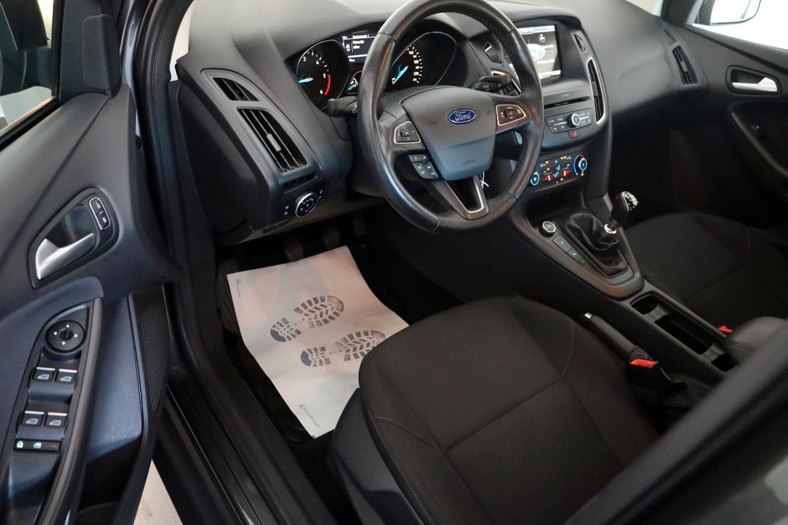 Fahrzeugabbildung Ford Focus Lim. Business,Tempomat,PDC,Navi,SH,SR+WR