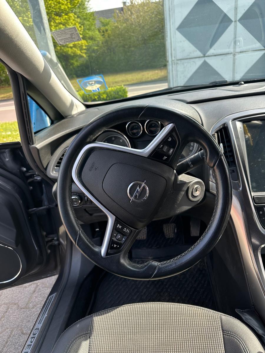 Opel Astra 2011 — photo 7