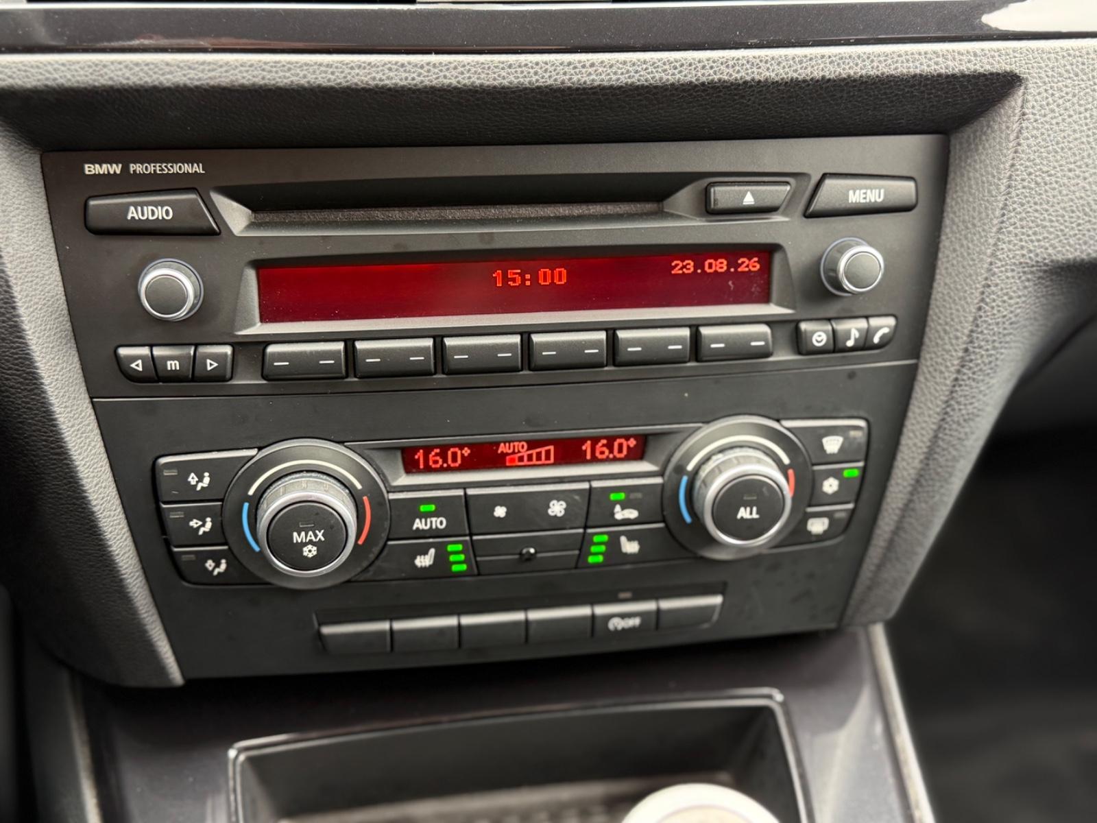 BMW 318 2011 — photo 13