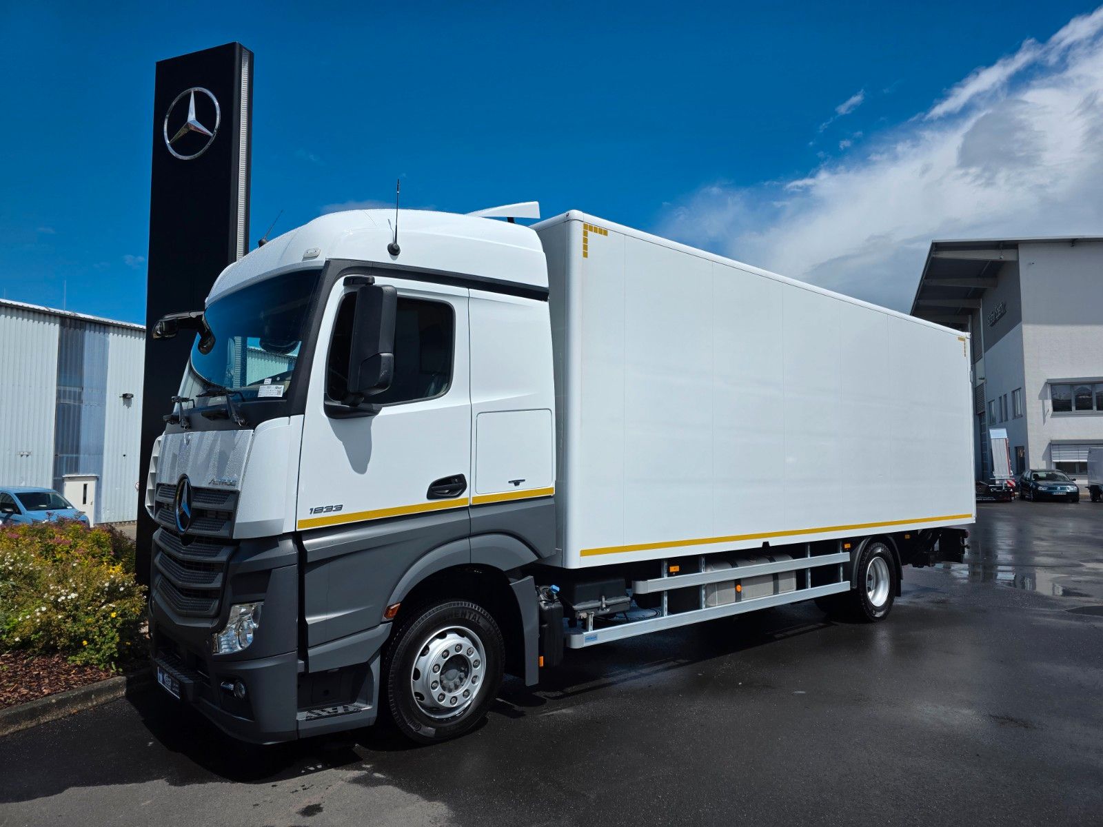Fahrzeugabbildung Mercedes-Benz Actros 1833 L Retarder 2x Bett LBW Bär 1.500kg