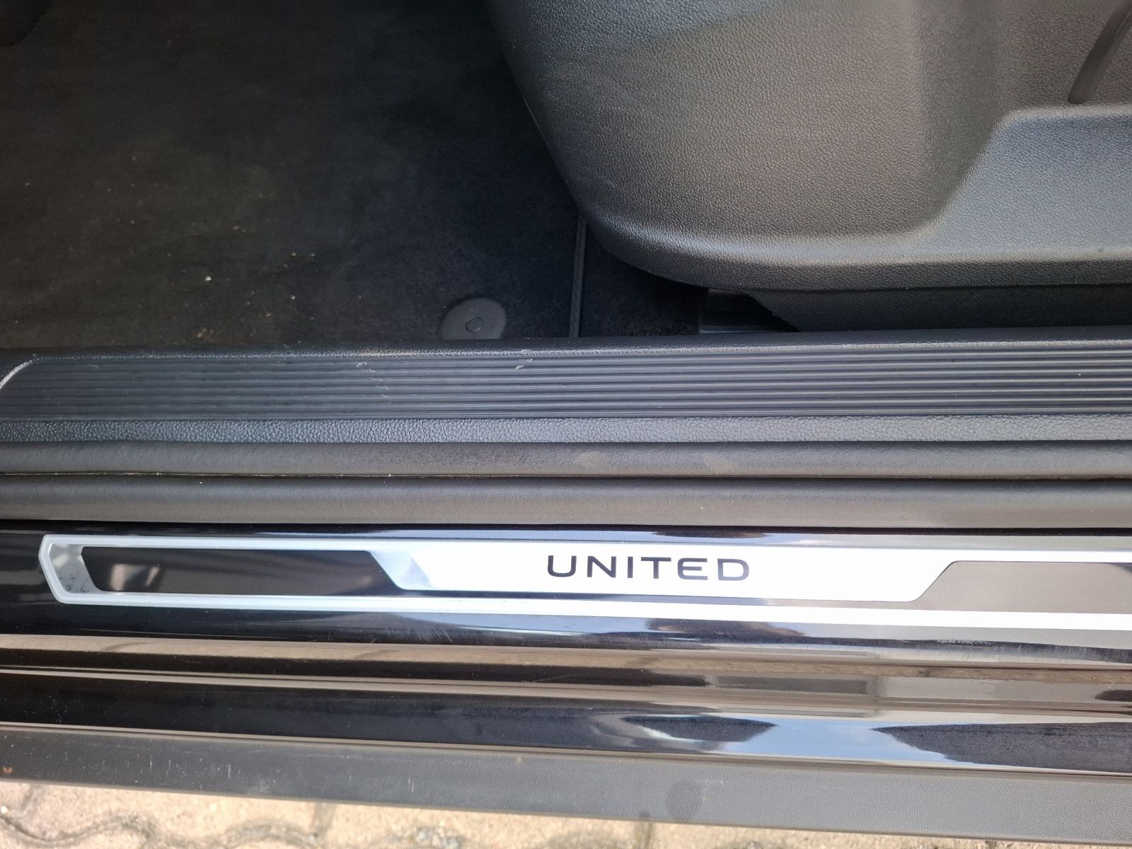Fahrzeugabbildung Volkswagen T-Roc TSI United Navi ACC PDC SH LM