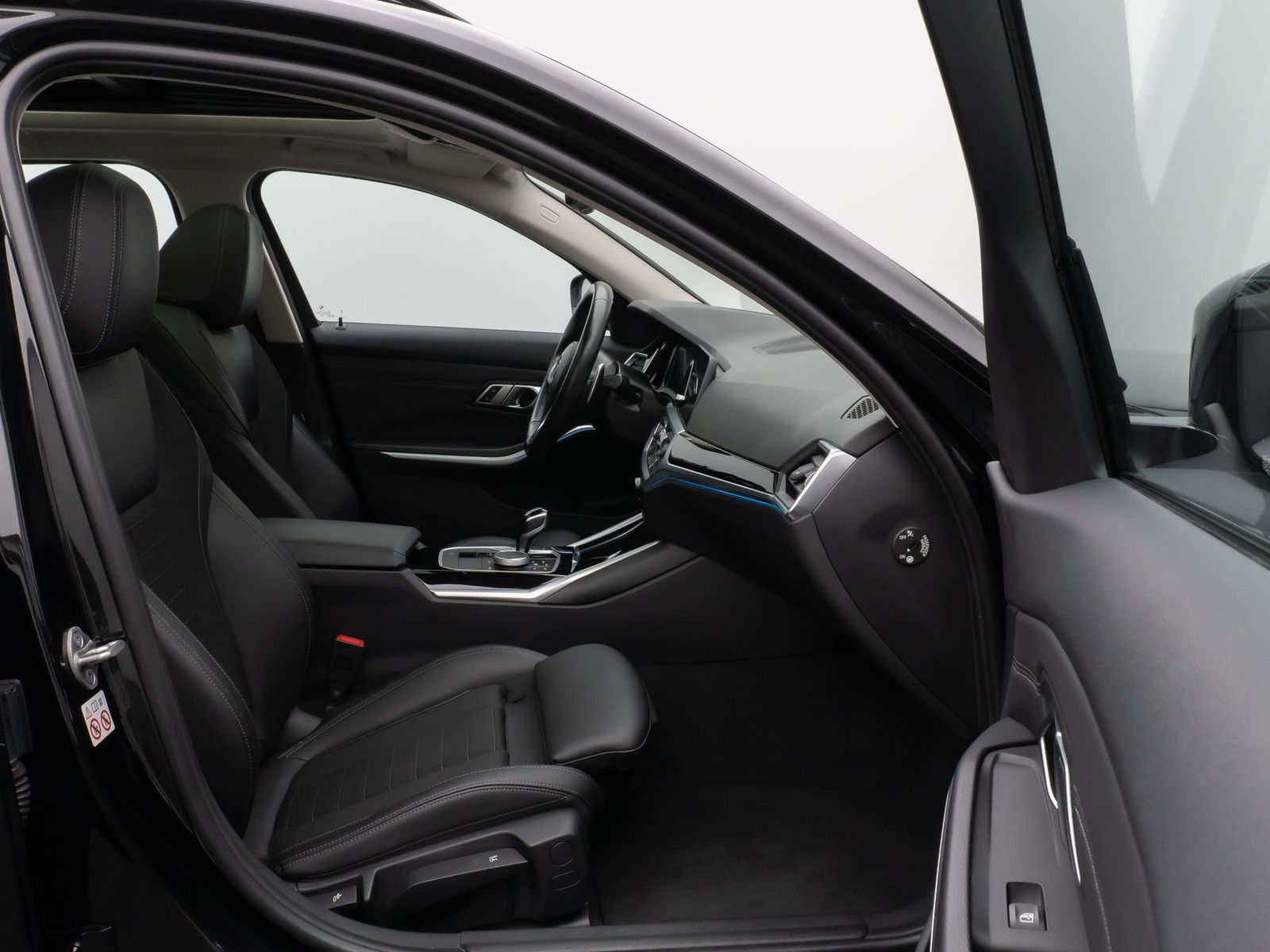 Fahrzeugabbildung BMW 330e xD SportLine Panorama Laser HUD DAB Komfort