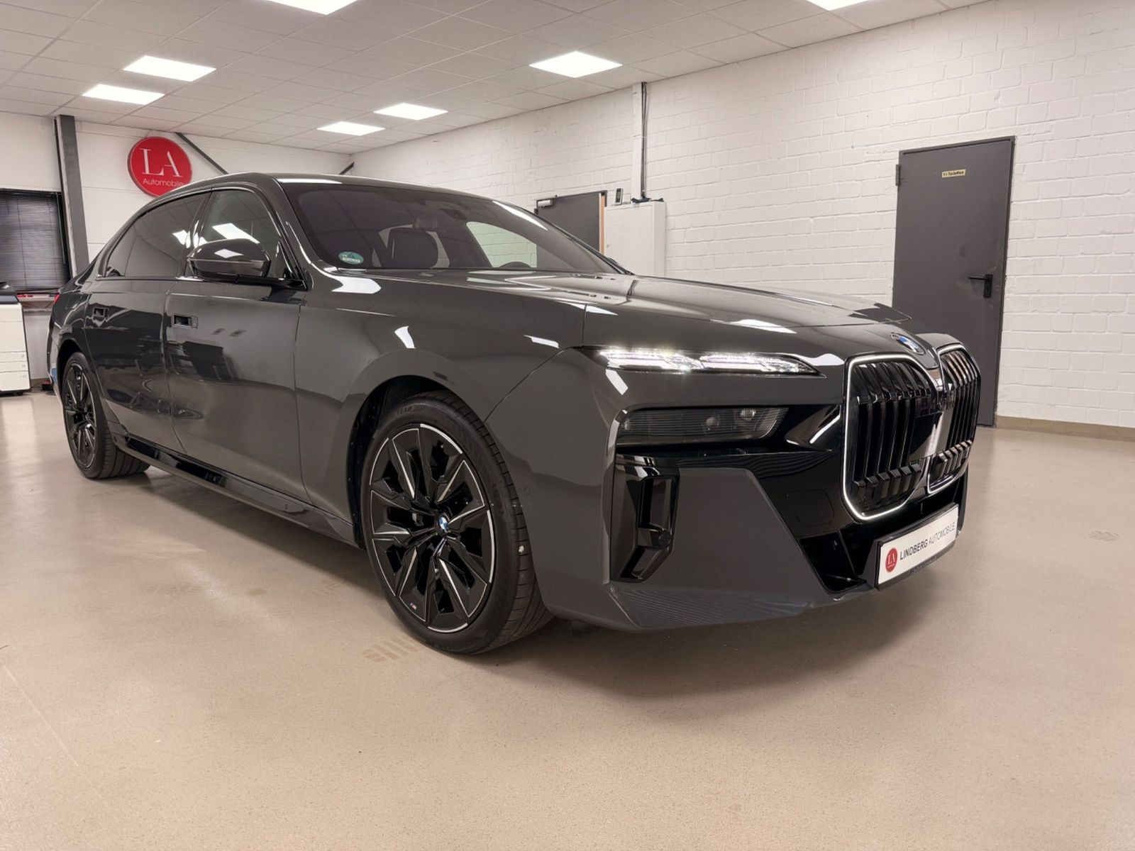 BMW 740 xDrive M Sport Pro*SKYLOUNGE*B&W*ICONICGLOW* imagem 3