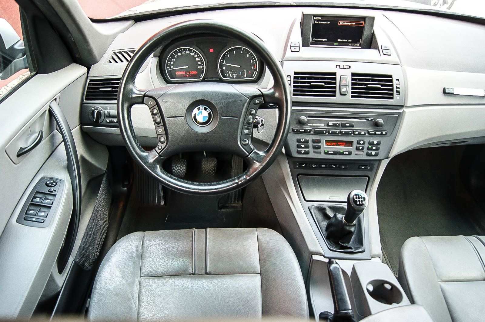 Fahrzeugabbildung BMW X3 3.0i  LEDER XENON NAVI SPORT-FW = aus 1.HAND=