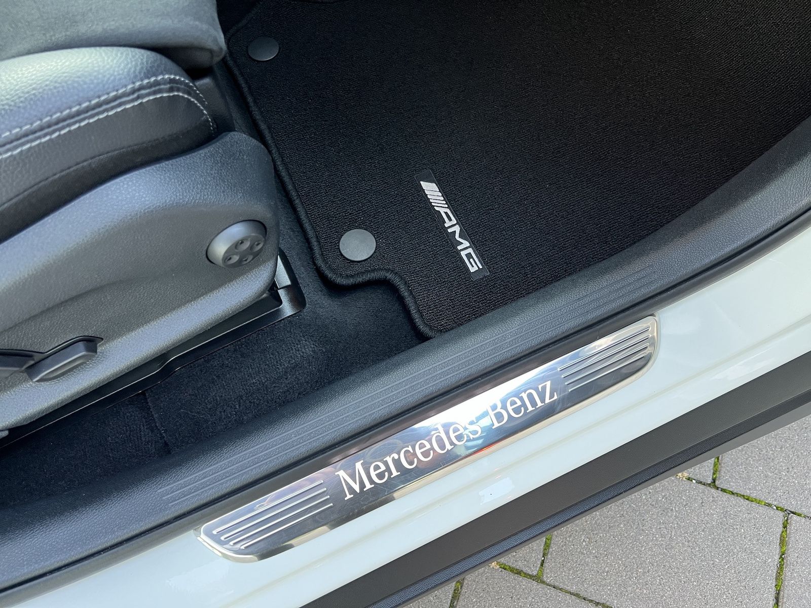 Fahrzeugabbildung Mercedes-Benz GLC 250 4Matic AMG NAVI/LED/AHK/PANO/R-KAMERA