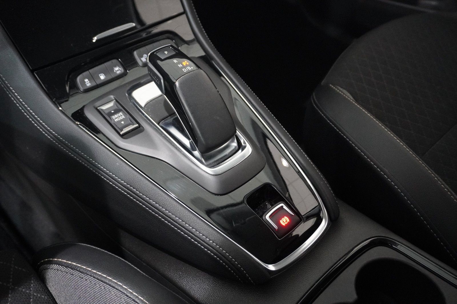 Fahrzeugabbildung Opel Grandland (X) 1.6T HYBRID NAVI/KAMERA/SH/SPORT