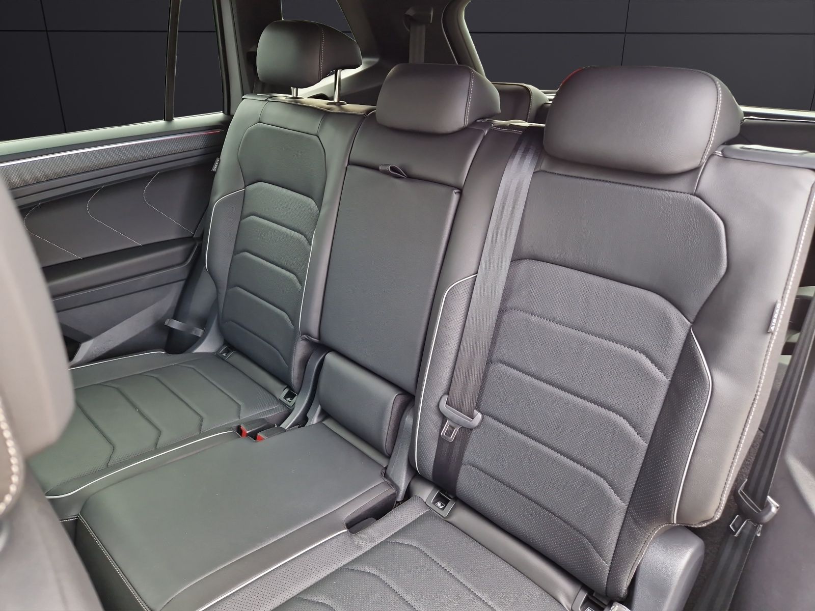 Fahrzeugabbildung Volkswagen Tiguan Allspace TDI R-Line 4M