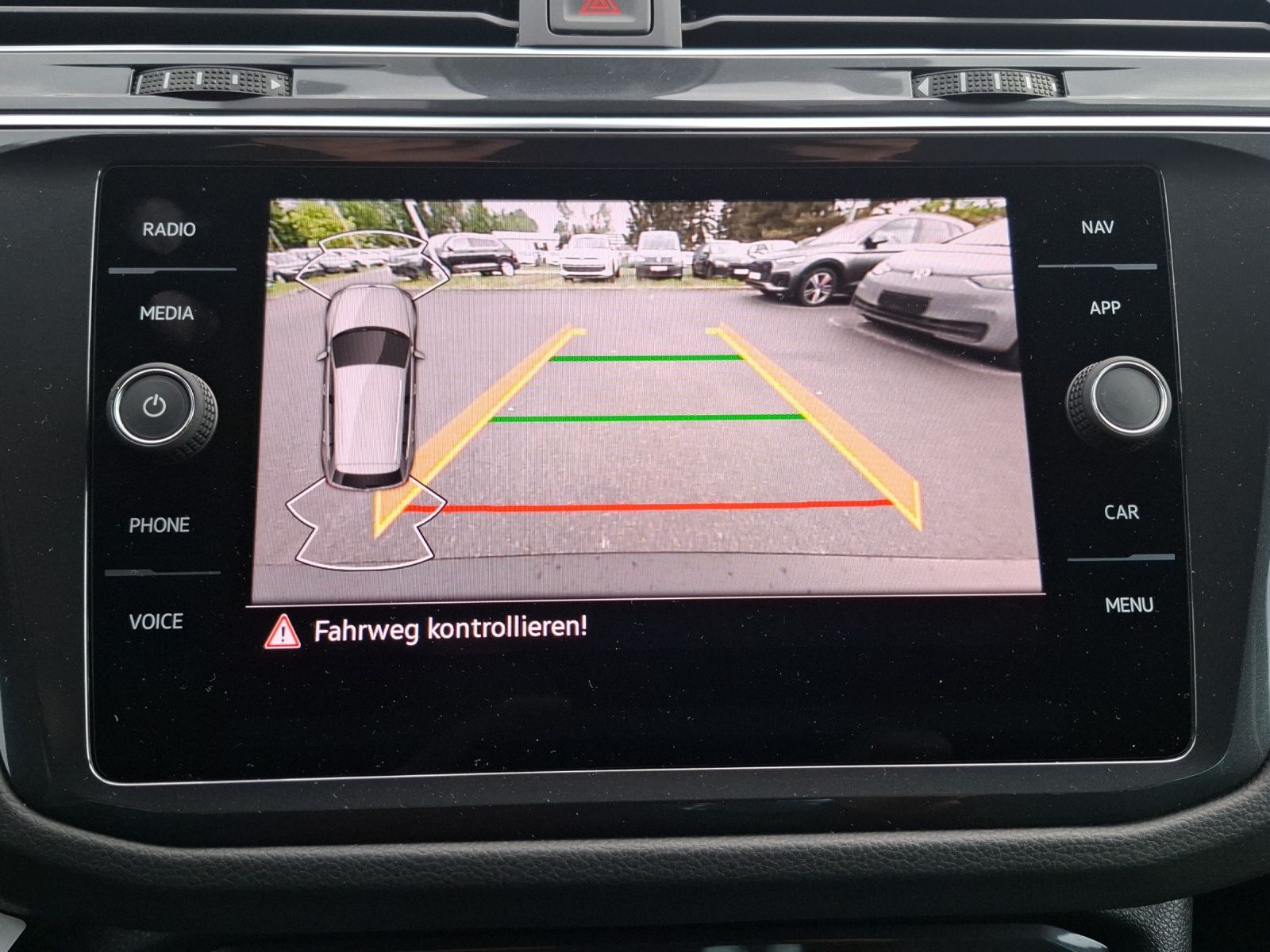Fahrzeugabbildung Volkswagen Tiguan TSI Active DSG LED Navi ACC RFK SH 18"