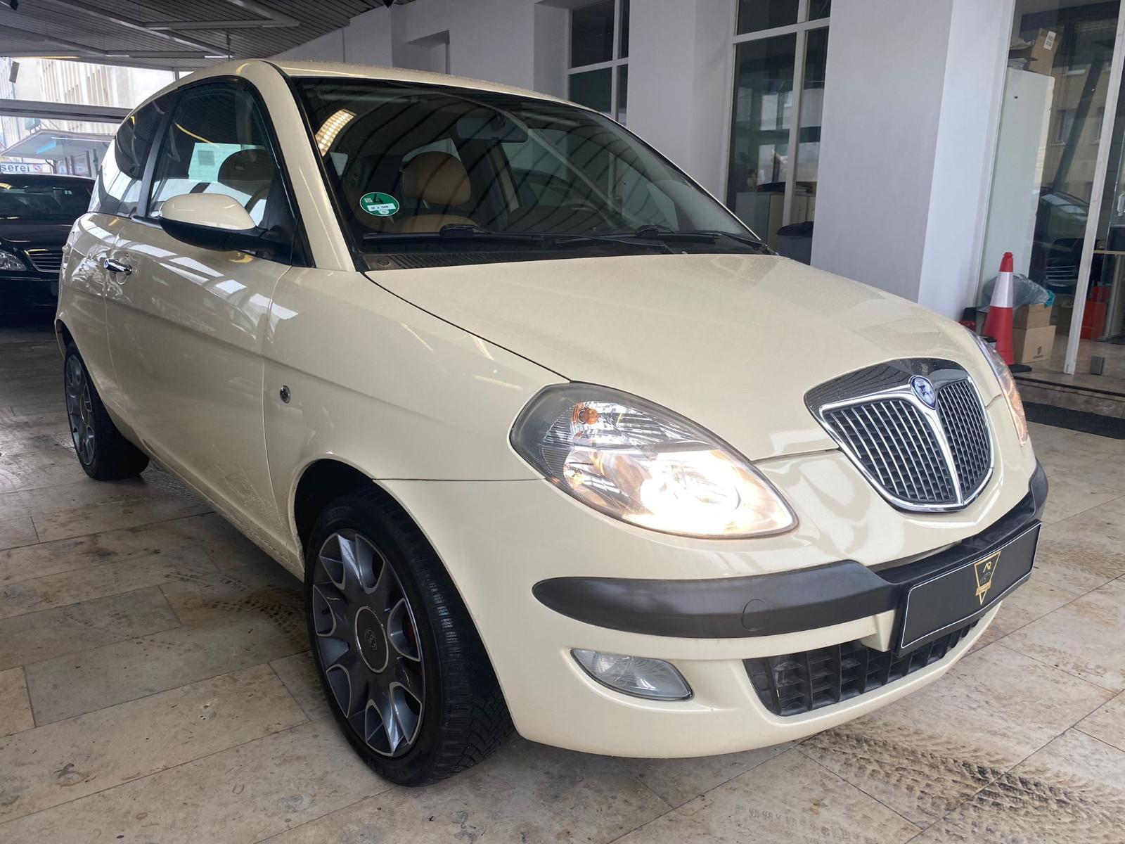 Lancia Ypsilon 1.4 16V Platino/Led./PDC/Klima/