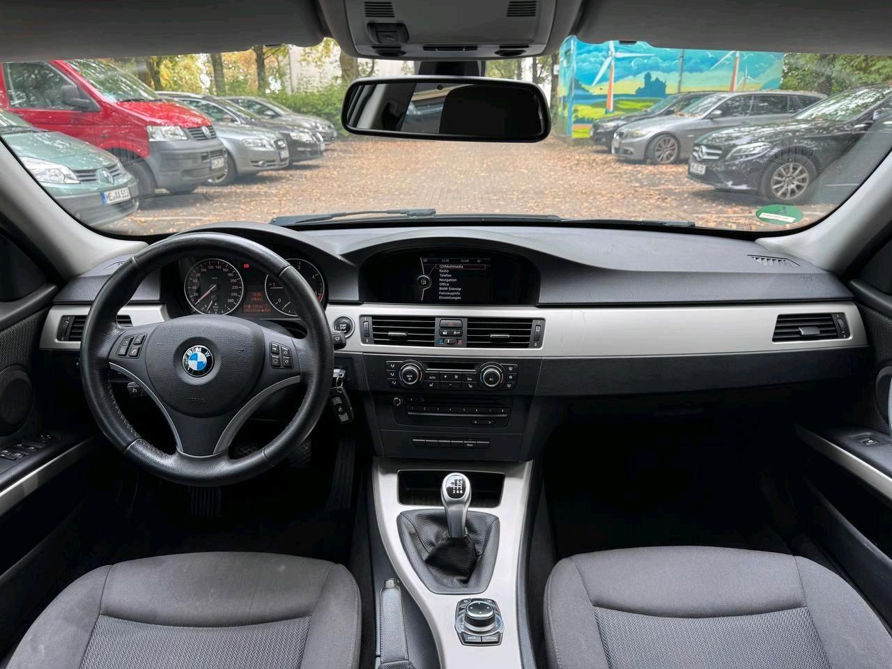 BMW 318 2012 — photo 9