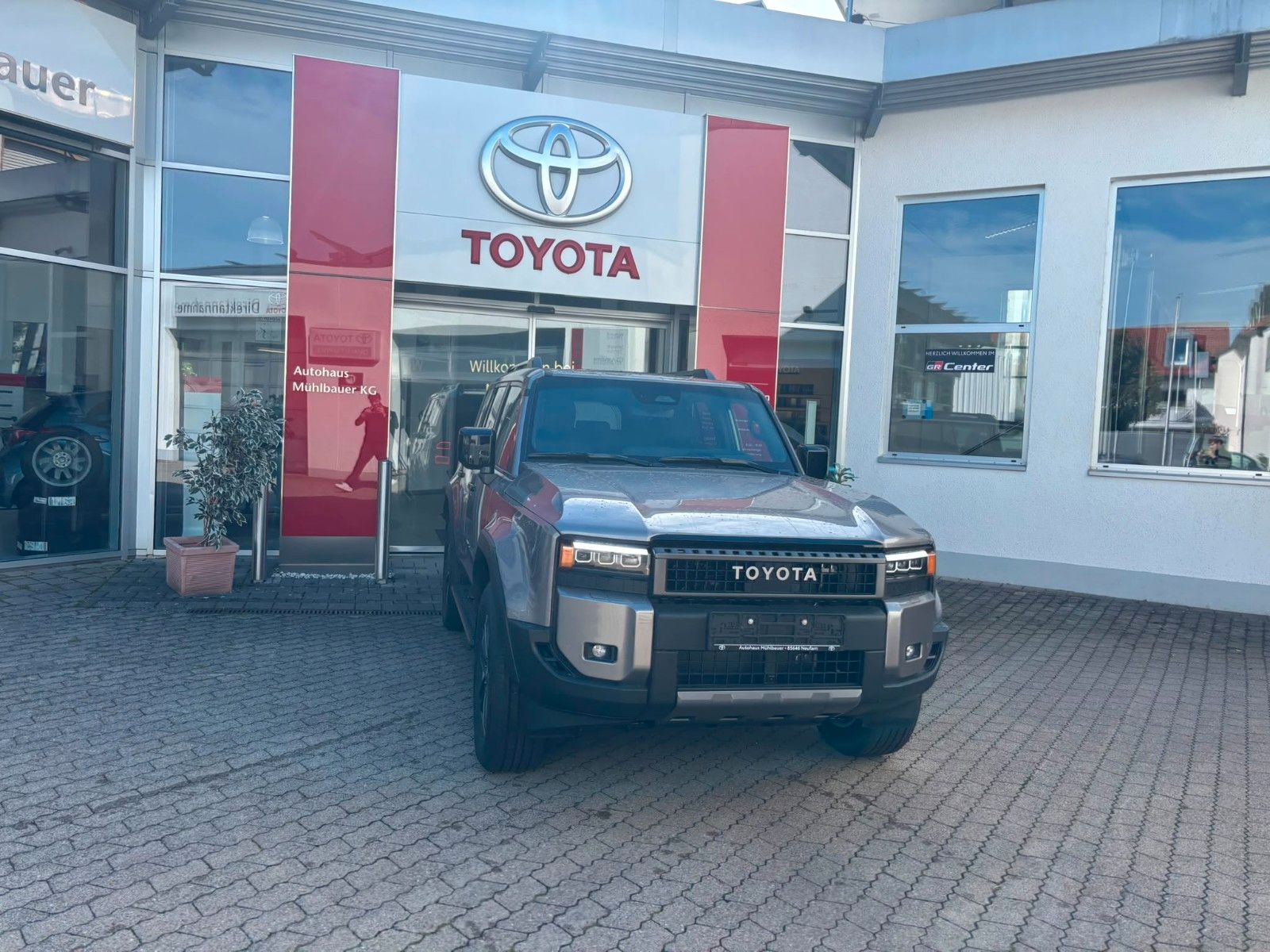 Toyota Land Cruiser 2,8 D-4D 151 kW AWD Executive I HUD imagem 3
