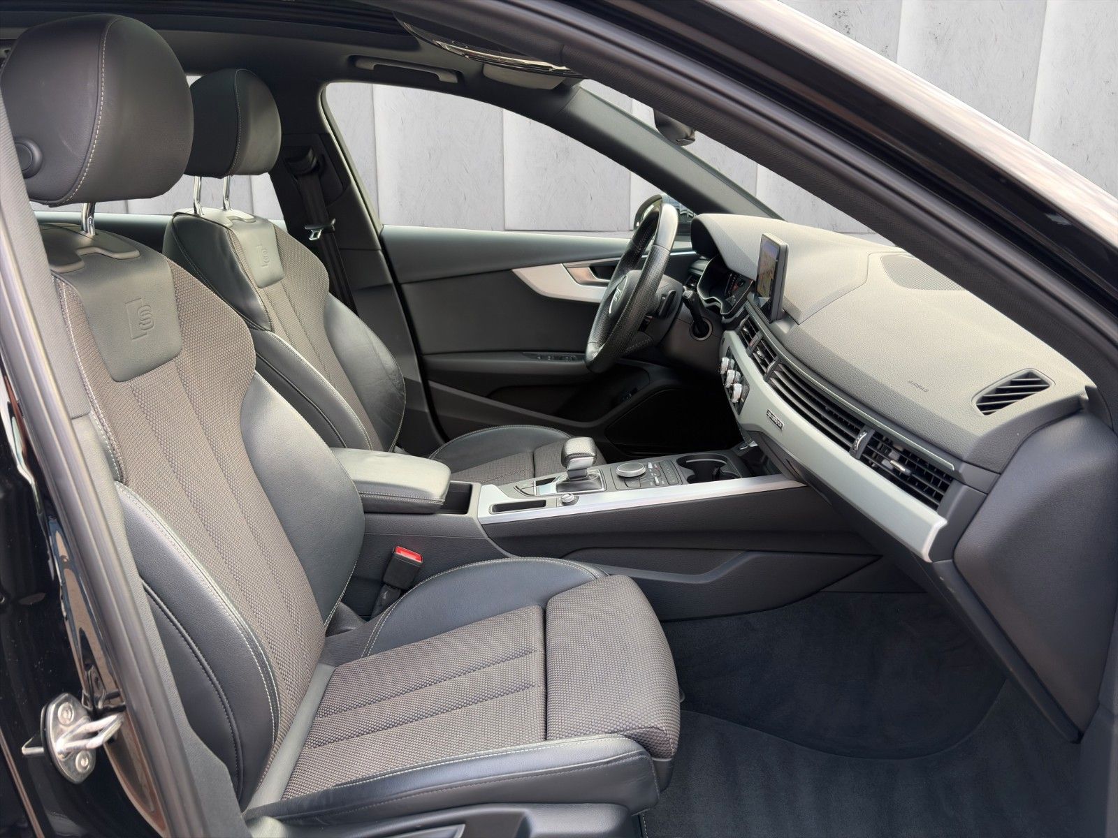 Fahrzeugabbildung Audi A4 Avant DSG quattro S Line*Pano*AHK*LED*SHZ*