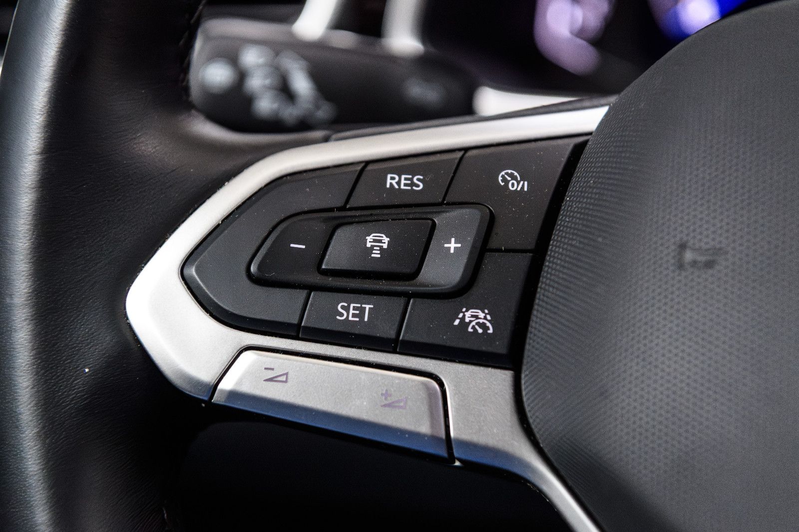 Fahrzeugabbildung Volkswagen T-Roc R-Line 1.5 TSI DSG LED+KAMERA+KEYLESS