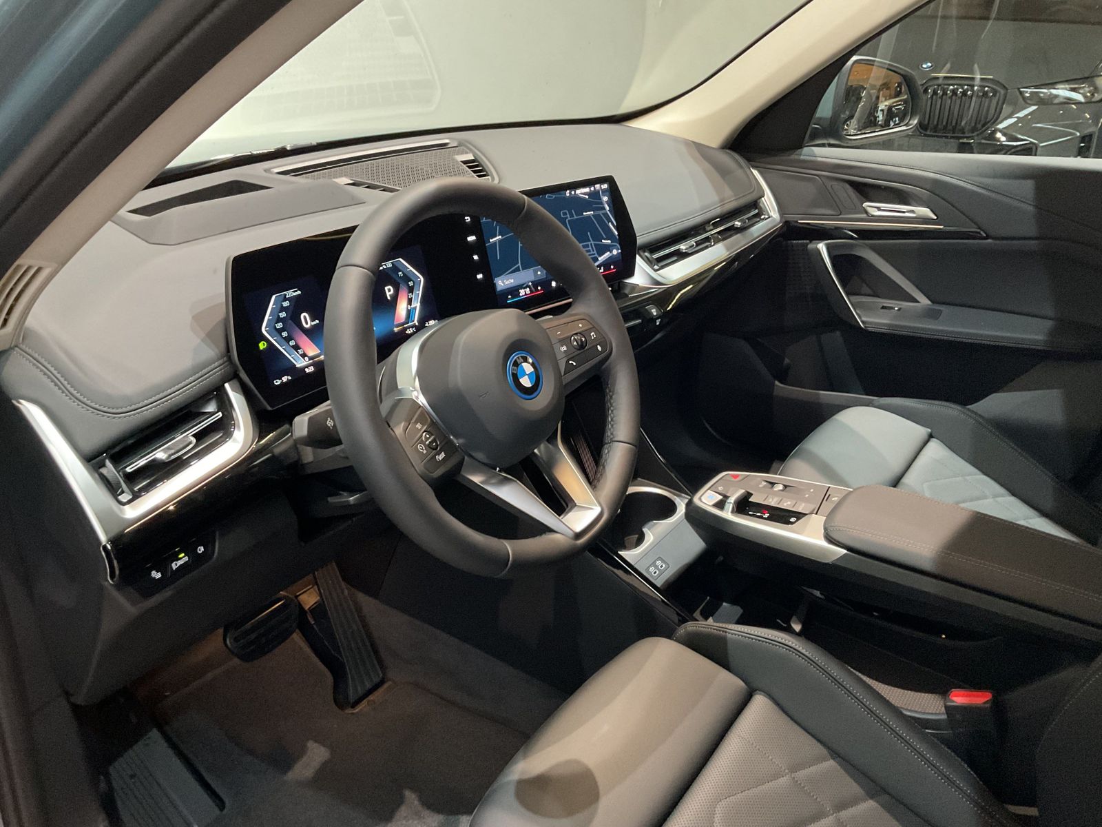 Fahrzeugabbildung BMW iX1 eDrive20 xLine, Komfortzugang, AHK Head-Up