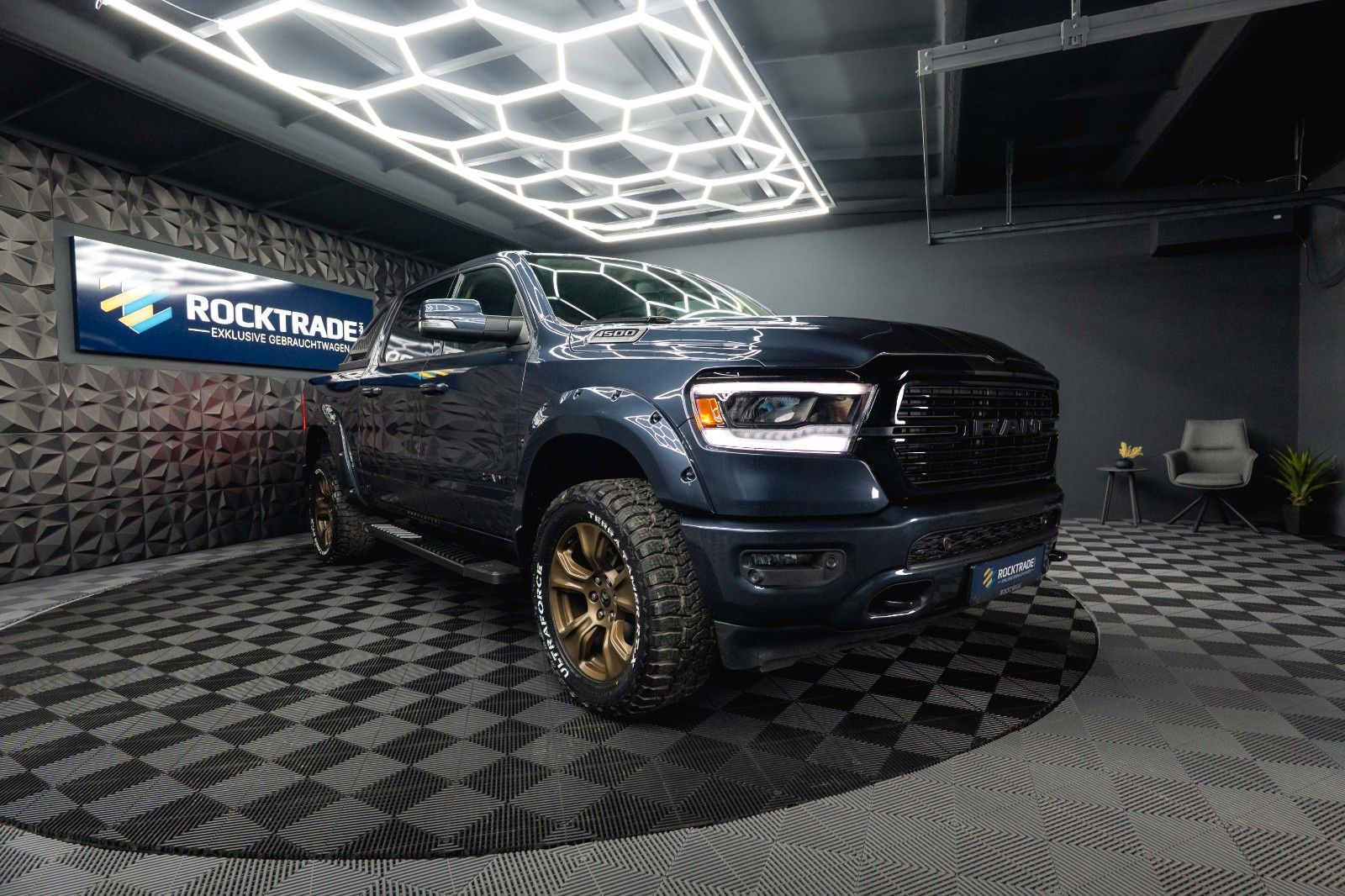 Fahrzeugabbildung Dodge RAM 5.7 V8 HEMI 4x4 Offroad LARAMIE Night 19%