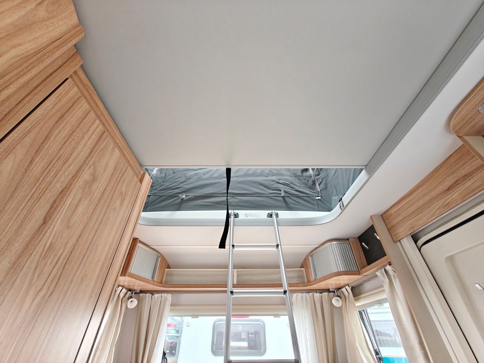 Fahrzeugabbildung HYMER / ERIBA / HYMERCAR Feeling 425 Schlafdach - JETZT 6.464€ SPAREN !!!