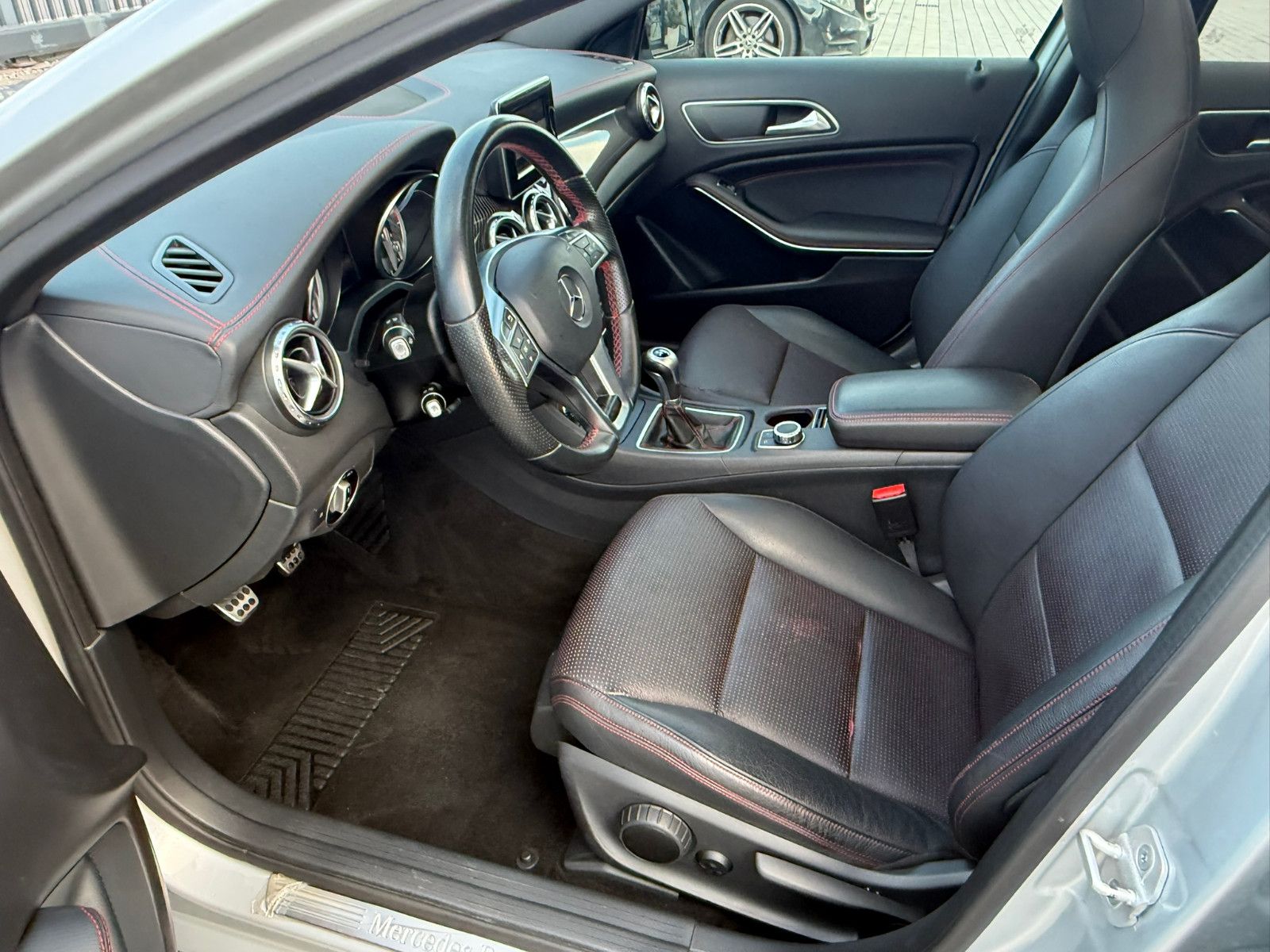 Fahrzeugabbildung Mercedes-Benz GLA 200 AMG Line PANO NAVI LEDER PDC WINTERRÄDER