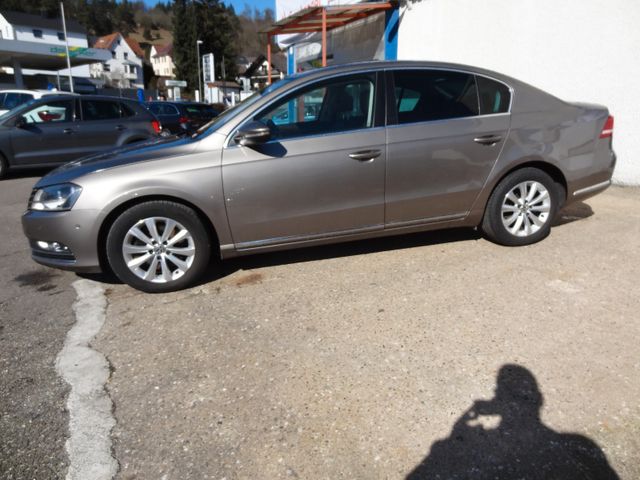 Fahrzeugabbildung Volkswagen Passat Lim. 4x4/Leder/AHK/GSD/Kamera/Navi/StH/