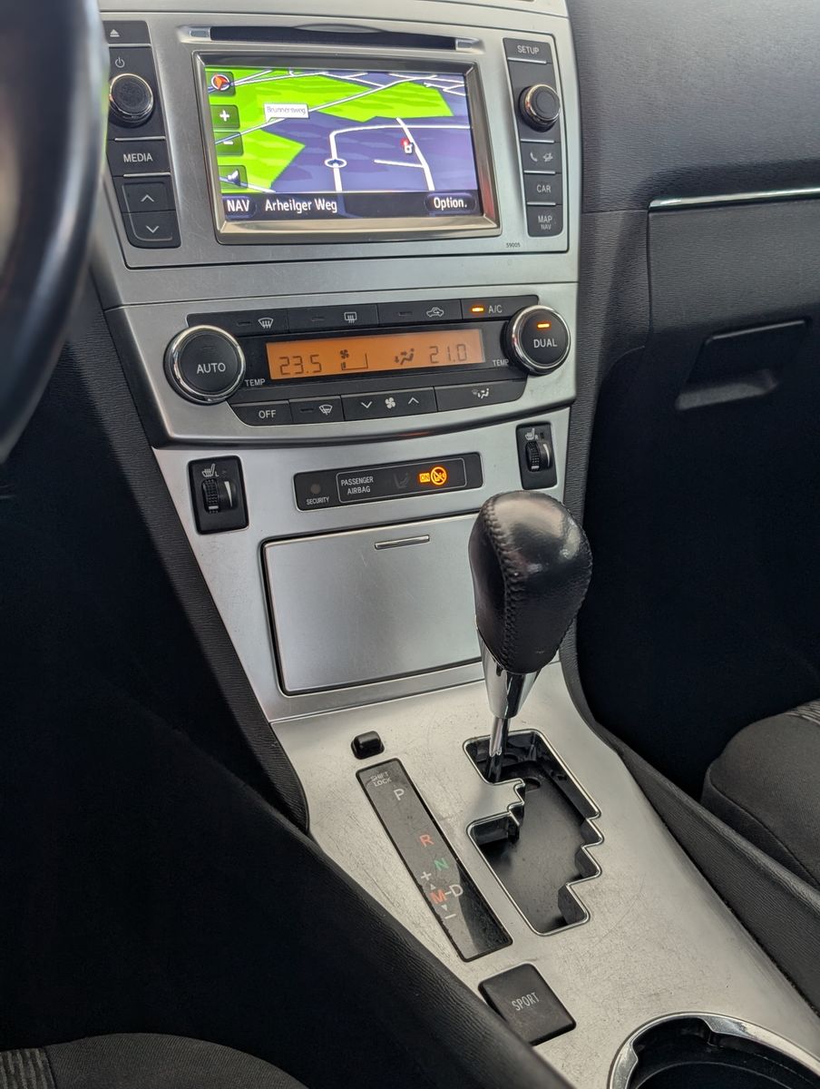 Fahrzeugabbildung Toyota Avensis Life Bi-XENON TEMPOMAT KLIMA KAMERA SHZ