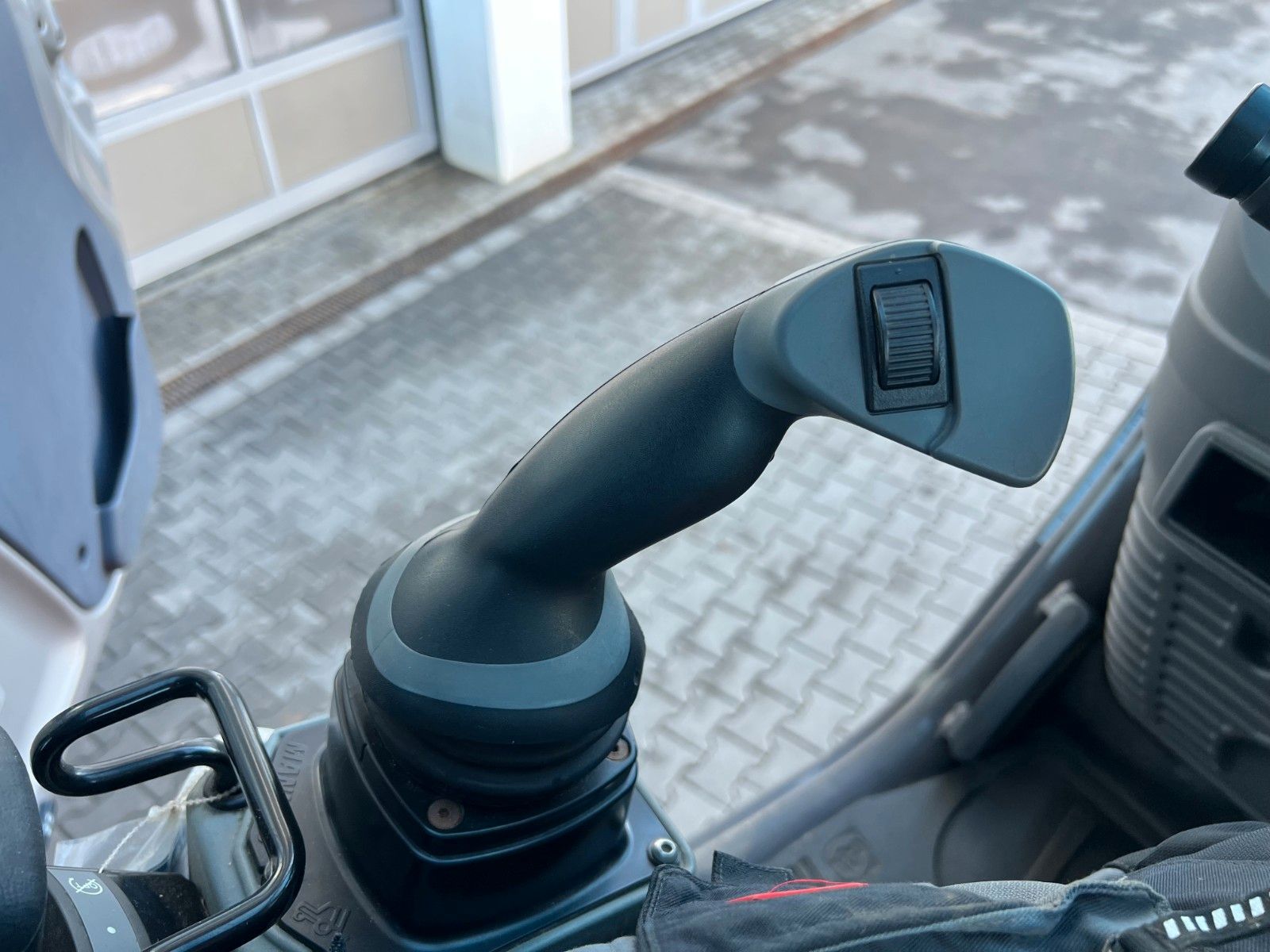 Fahrzeugabbildung Manitou MRT 2550 + / nur 919h! / Funk / Korb / Winde