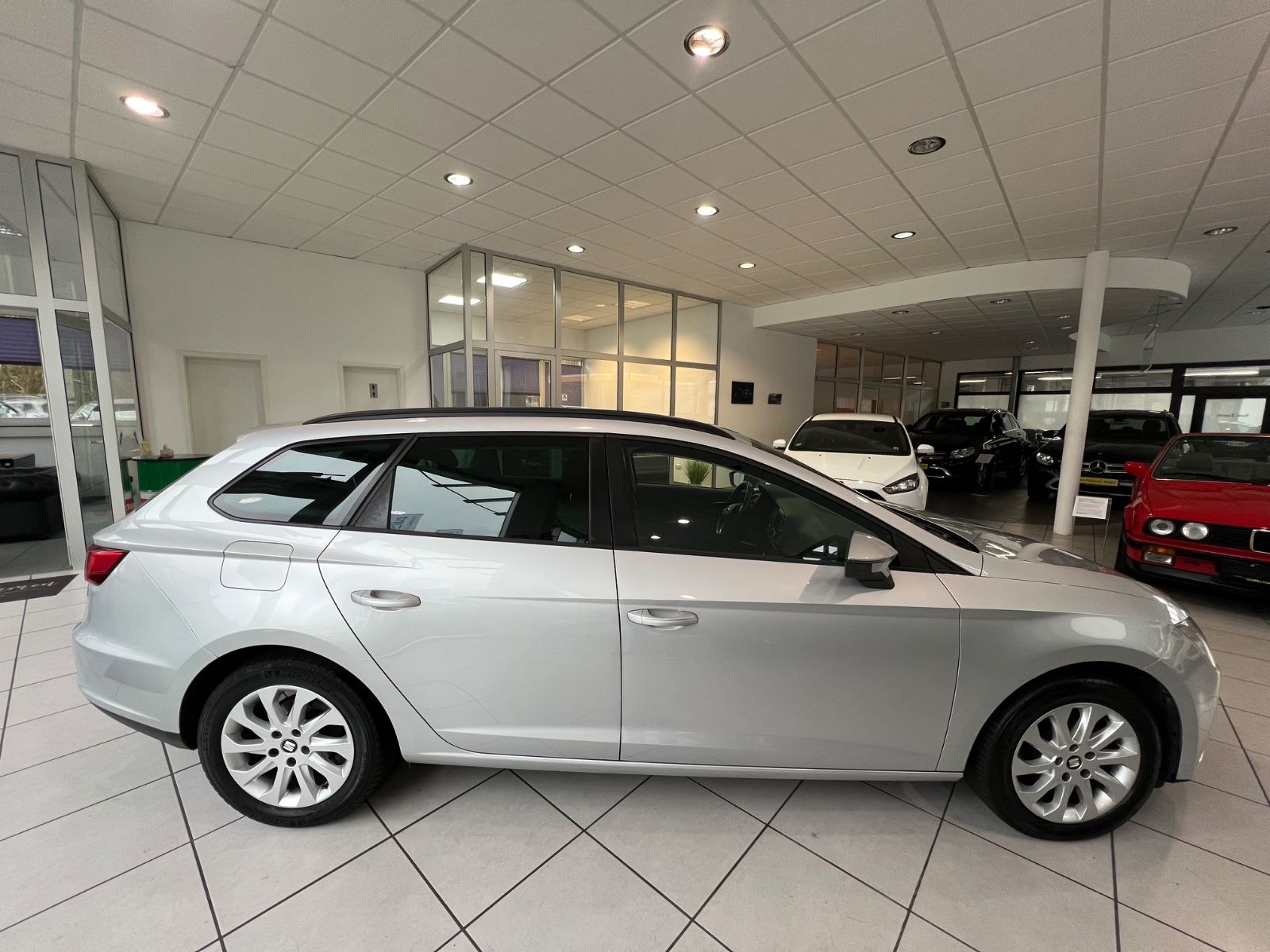 Fahrzeugabbildung SEAT Leon ST 1.6 TDI Style *NAVI*SITZHEIZUNG*