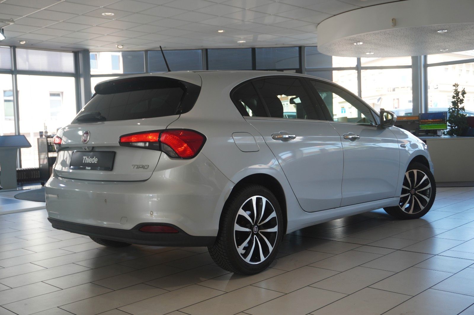 Fahrzeugabbildung Fiat Tipo 1.6D LIM. LOUNGE NAVI/LED/KAMERA/SHZ/TEMP.