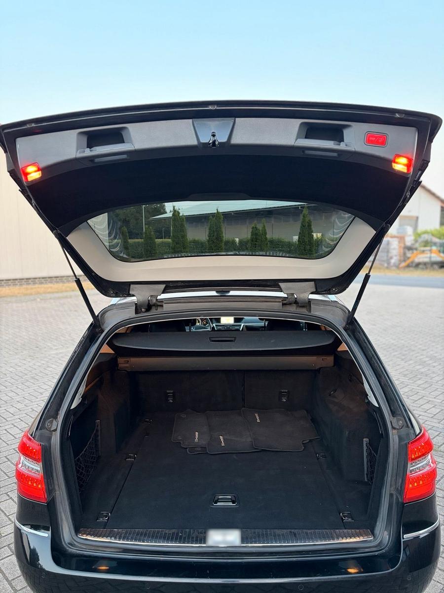 Mercedes-Benz E220 2011 — photo 11
