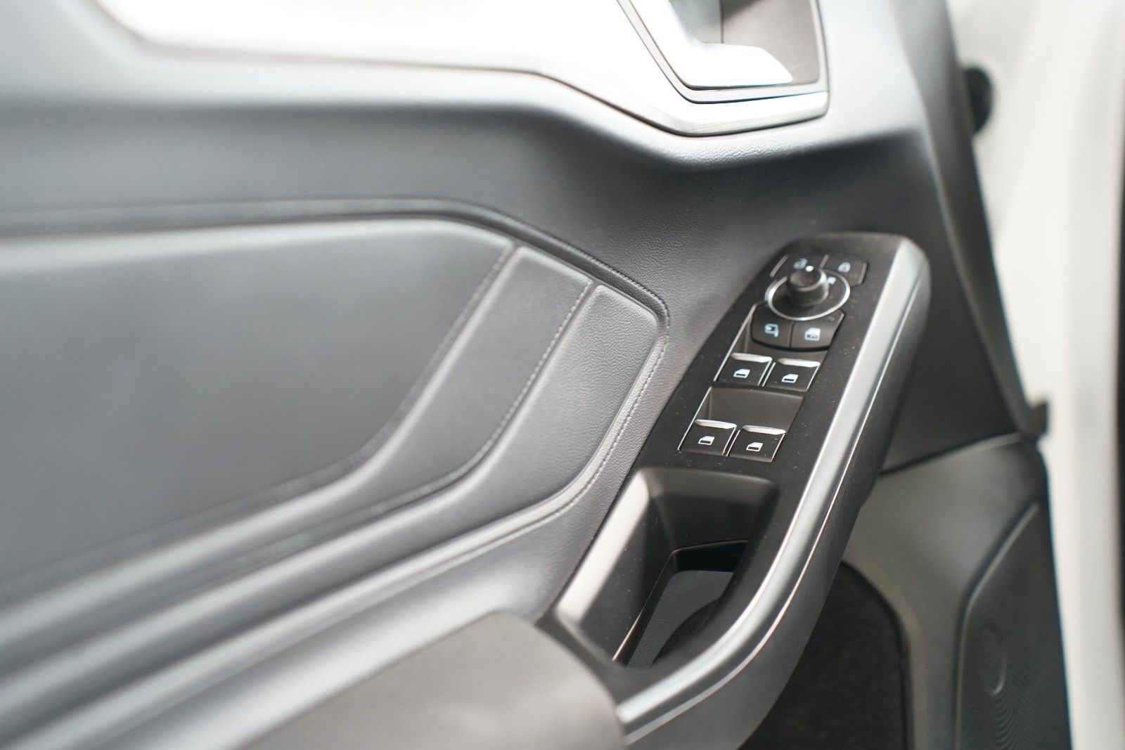 Fahrzeugabbildung Ford Focus Titanium Hybrid, Winter P,. AK  PP vo+hi