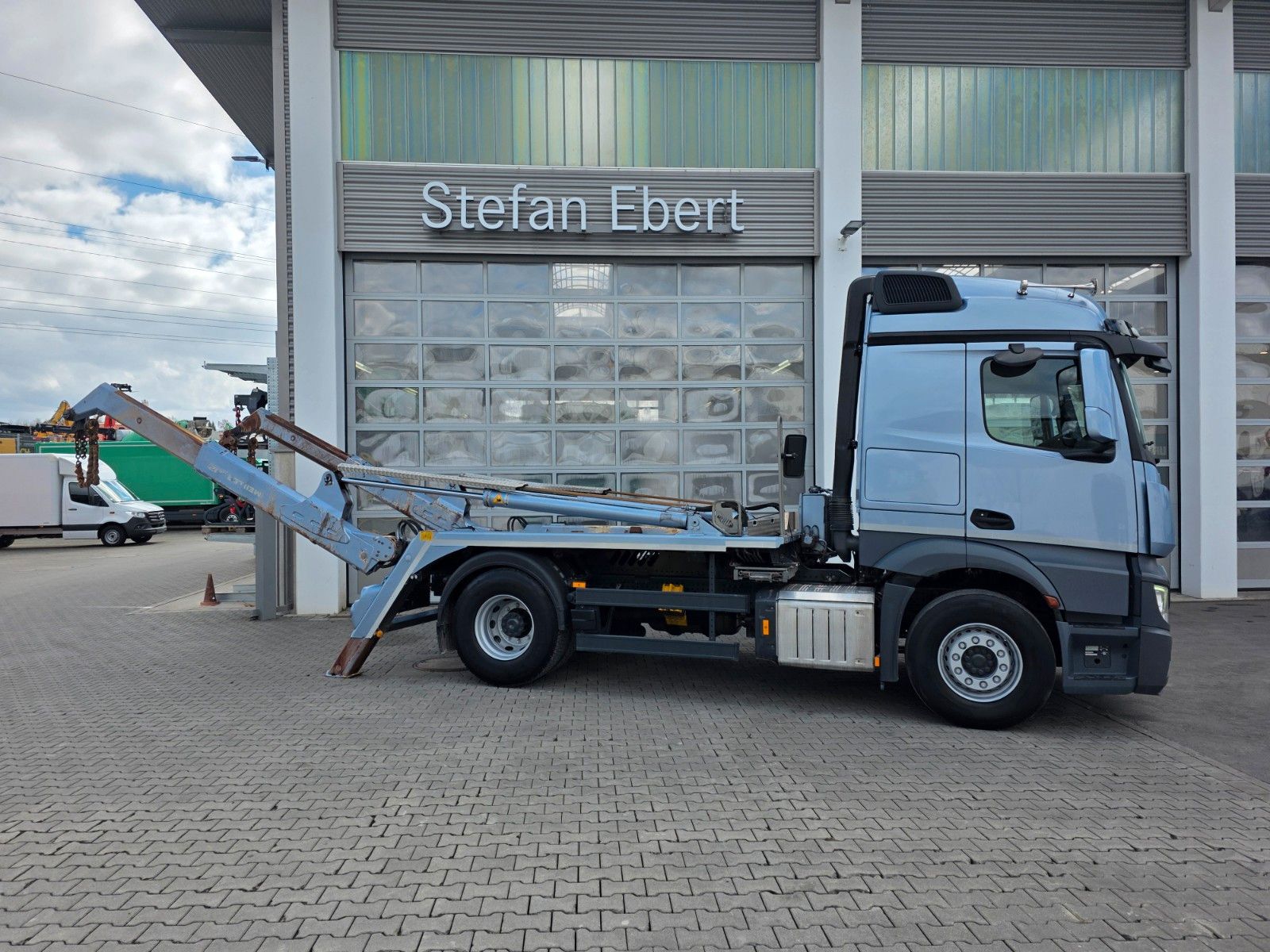 Fahrzeugabbildung Mercedes-Benz Actros 1848 L 4x2 Meiller AK 12. T Funk AHK