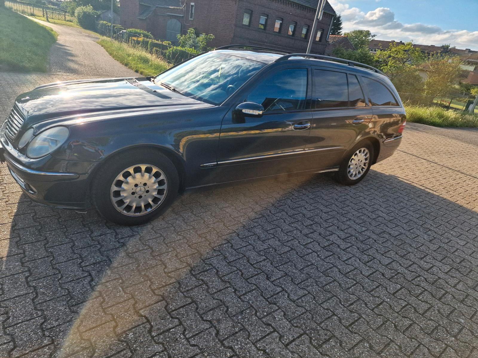Mercedes-Benz E220 2005 — rear view