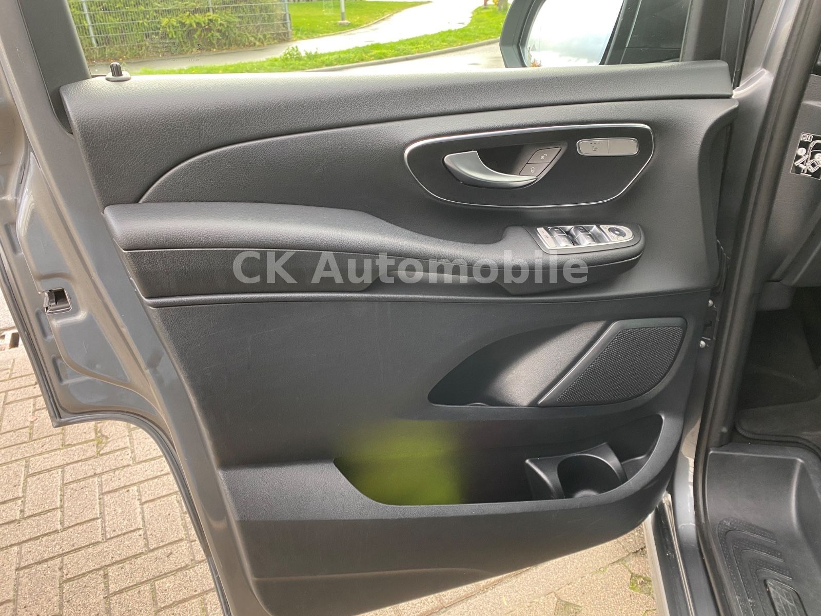 Fahrzeugabbildung Mercedes-Benz V 300d 4Matic Kompakt/AMG-Line/8 Sitze/360°/AHK