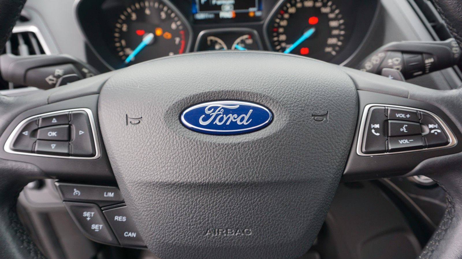 Fahrzeugabbildung Ford Kuga Titanium, Navi, Allrad, PDC, LED