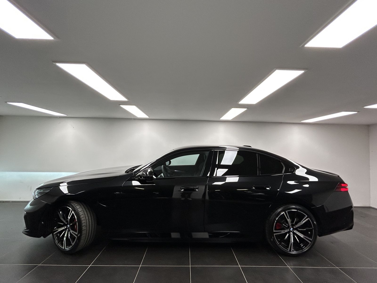 BMW 550e xDrive Limousine M Sportpaket Pro DAB LED A imagem 2