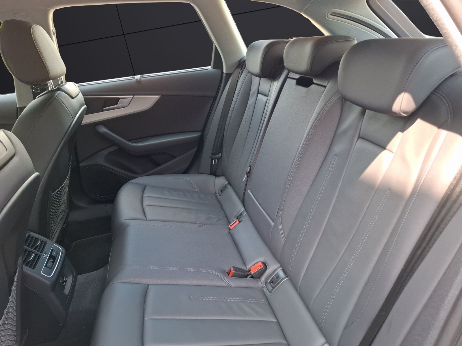 Fahrzeugabbildung Audi A4 Avant 40 TFSI advanced quattro S-tronic Navi