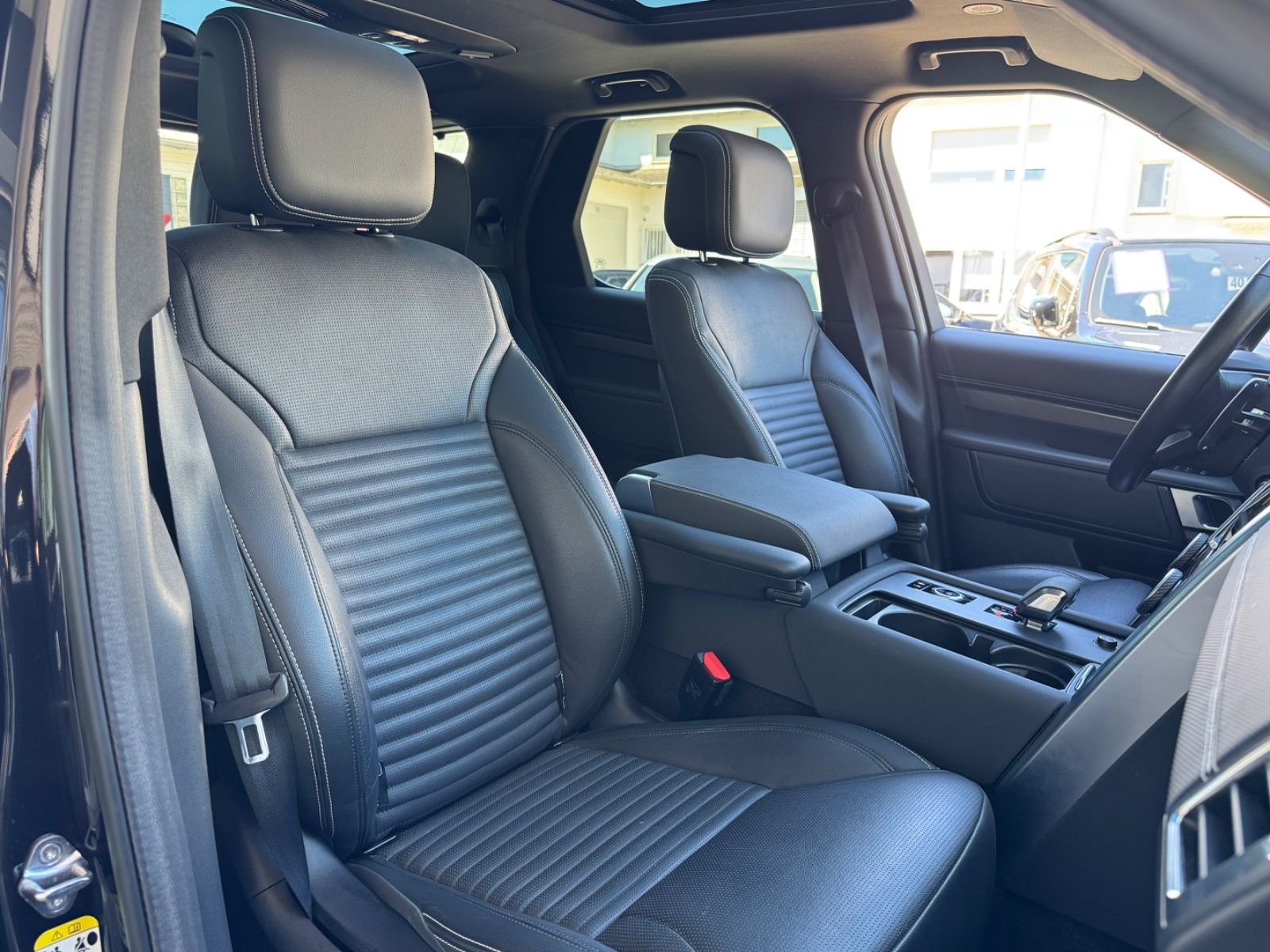 Fahrzeugabbildung Land Rover Discovery  R-Dynamic AWD/7-SITZER/360'°Cam/AHK