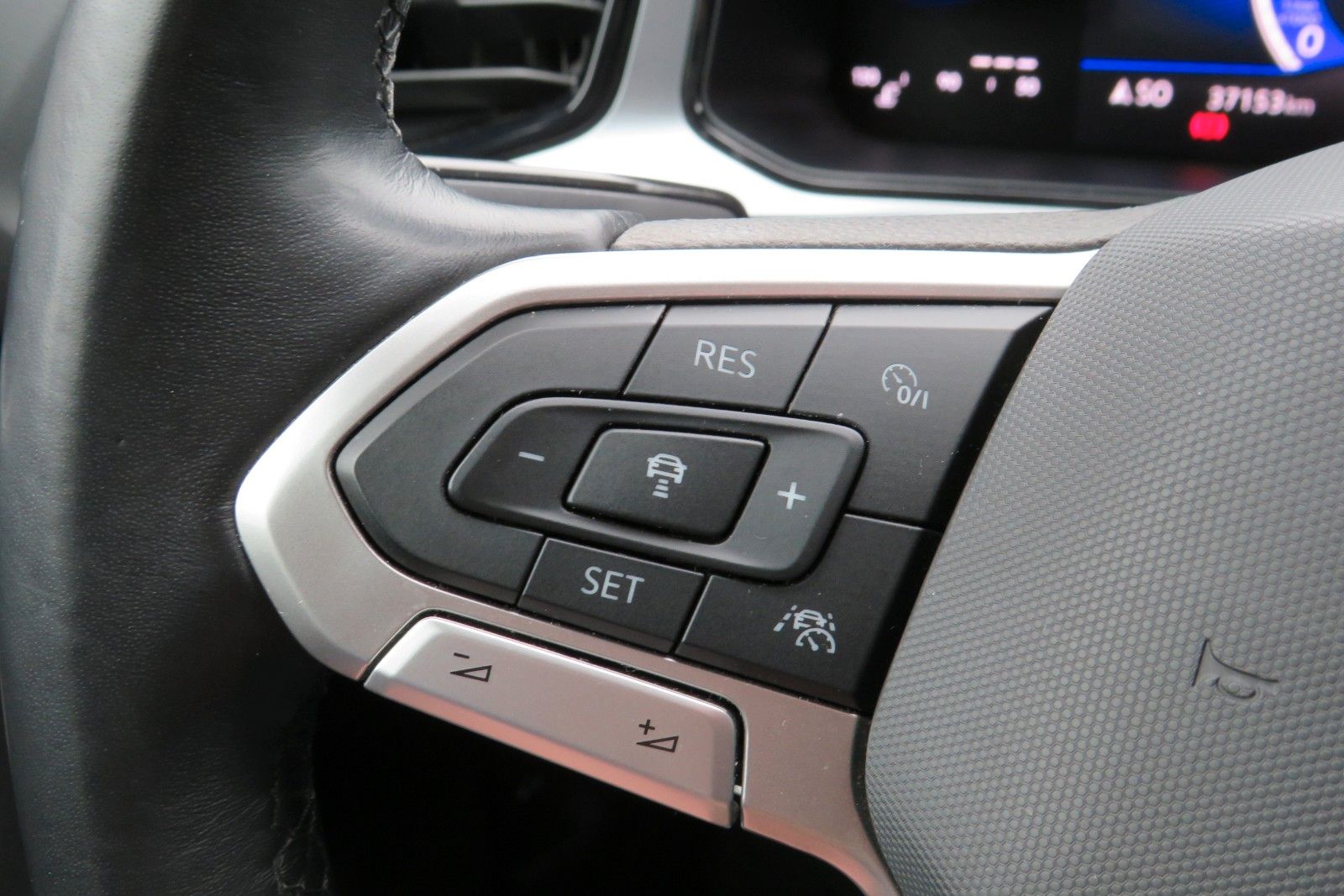 Fahrzeugabbildung Volkswagen T-Roc Life AHK ACC SITZH GJ NAVI APP 1.HD