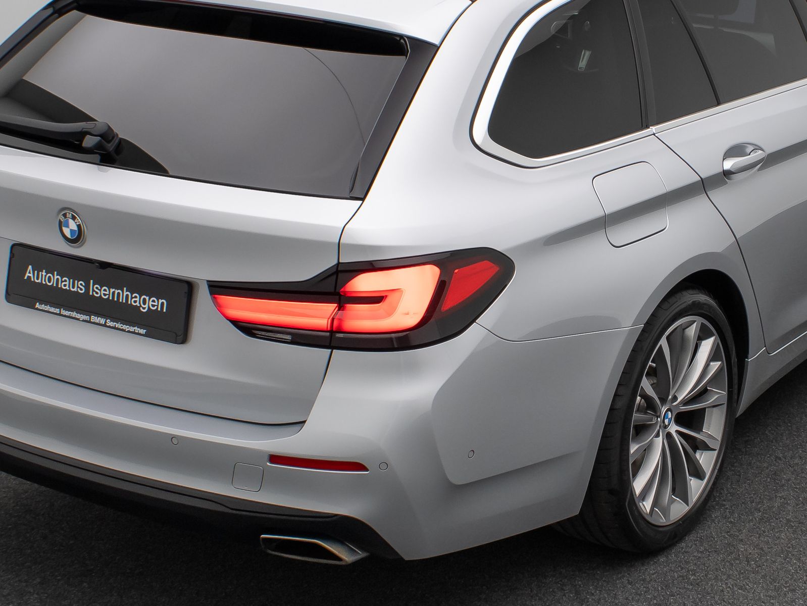 Fahrzeugabbildung BMW 530d Kamera DAB HiFi Panorama HUD Sport 19Zoll