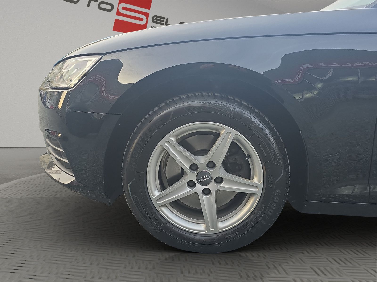 Fahrzeugabbildung Audi A4 Lim. basis/Bi-Xenon/Navi/SHZ/PDC