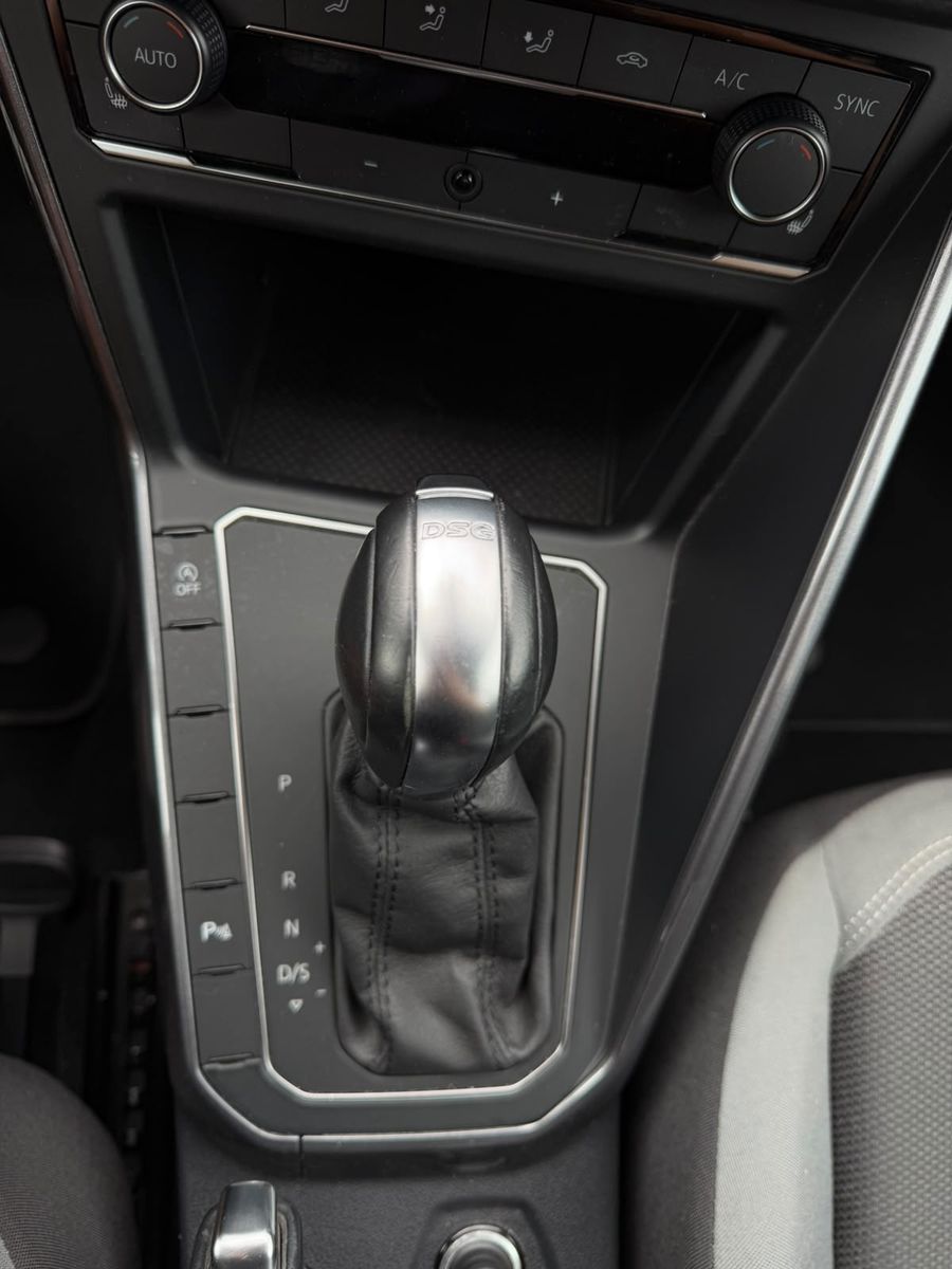 Fahrzeugabbildung Volkswagen Polo VI Highline Automatik Sitzhzg Abstand uvm.